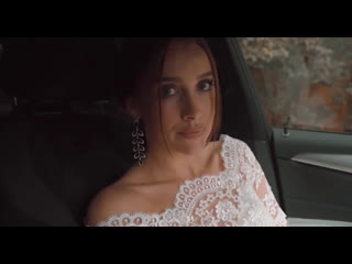 a man on the road met a runaway bride, he was not at a loss and took it off)